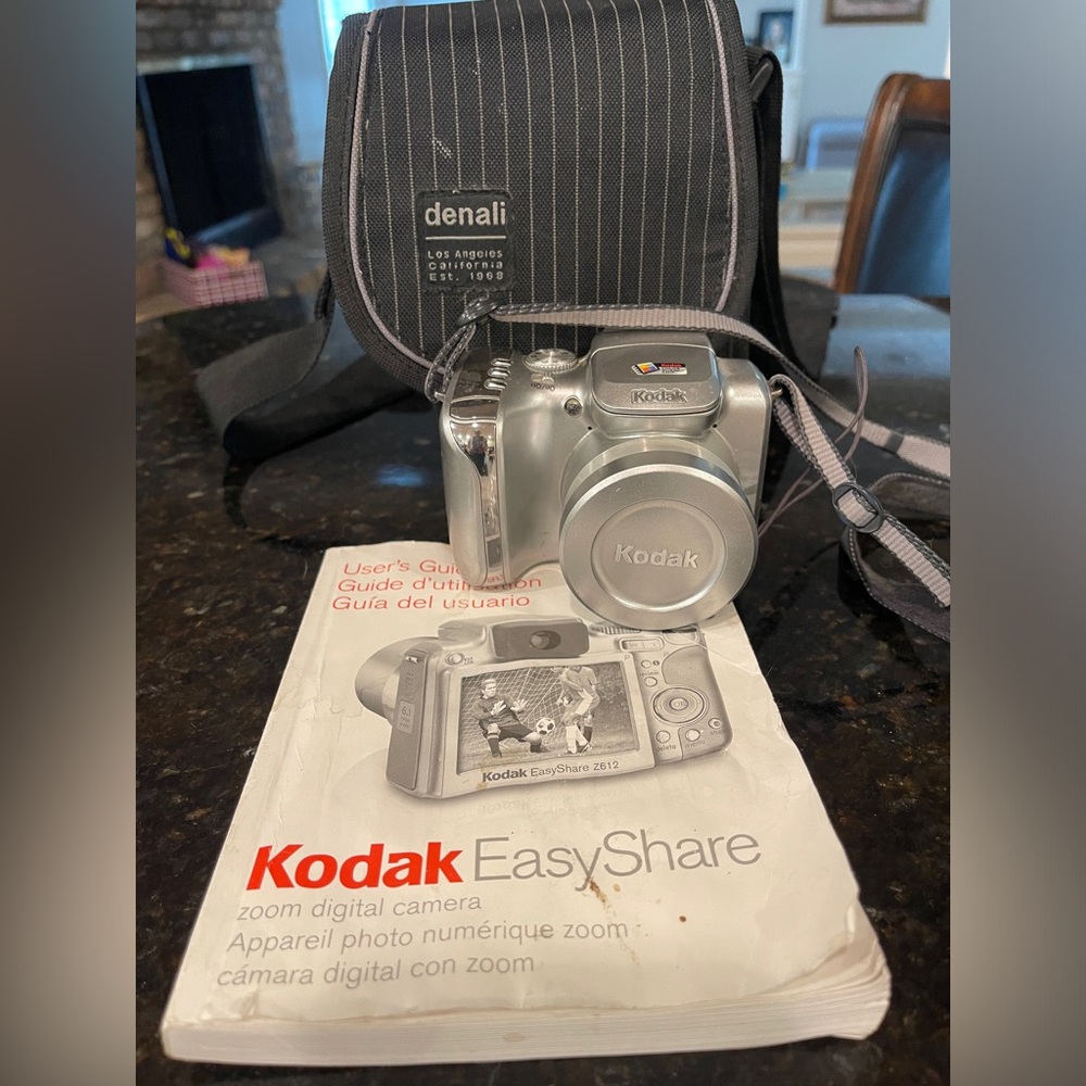 Kodak Easy Share z612. Comes with Manual, 4 gb memory card and case. No charger.